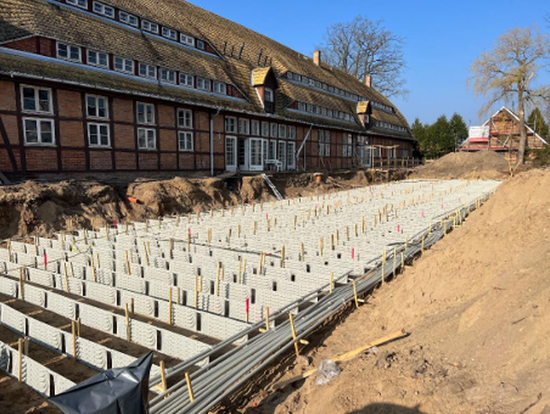 Denkmalgerechte Sanierung mit GeoCollect-Anlage – kaltes Nahwärmenetz mit JAZ 5,0